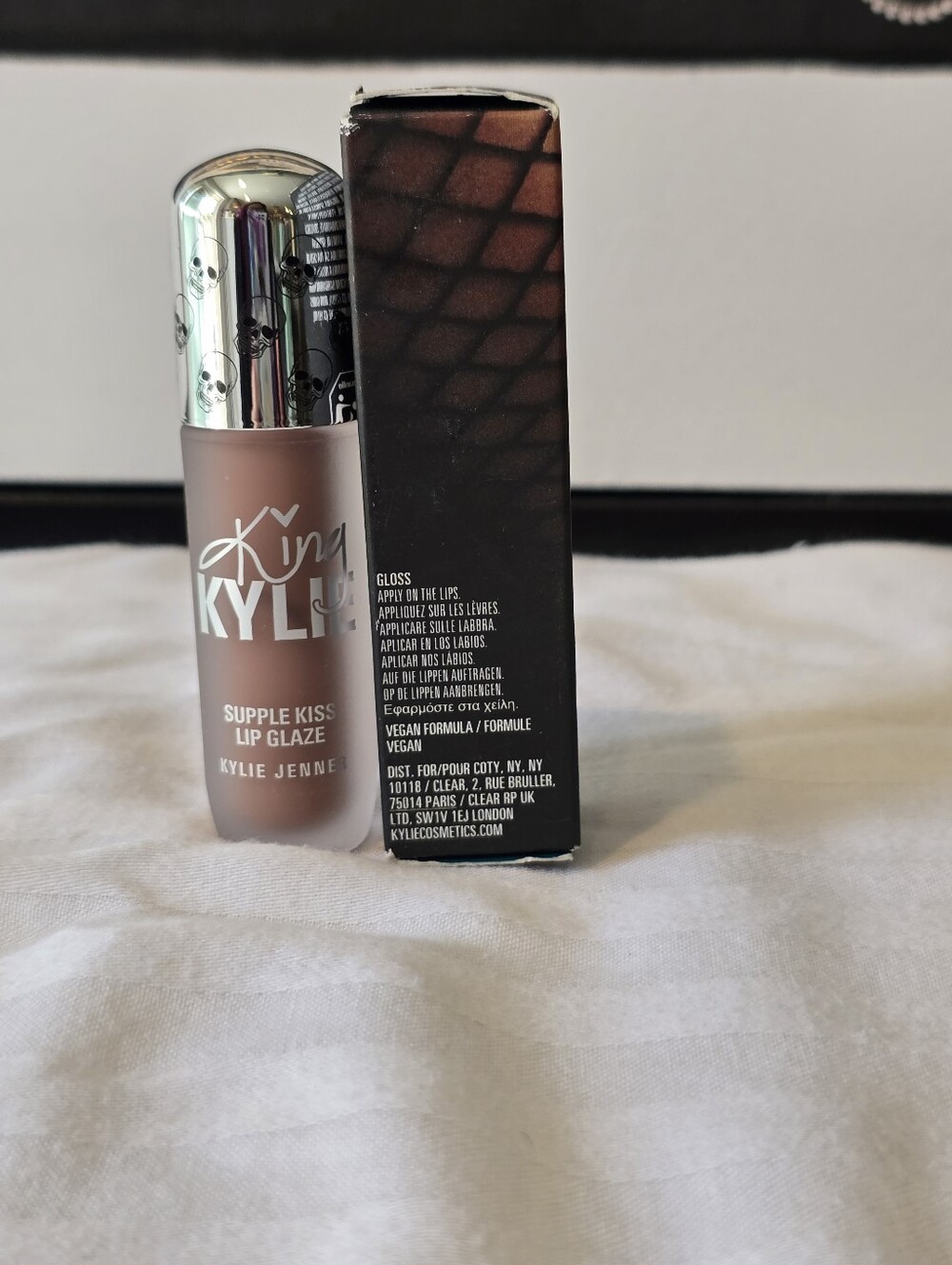 King KYLIE Supple Kiss Lip Glaze - Literally - Picture 4 of 8